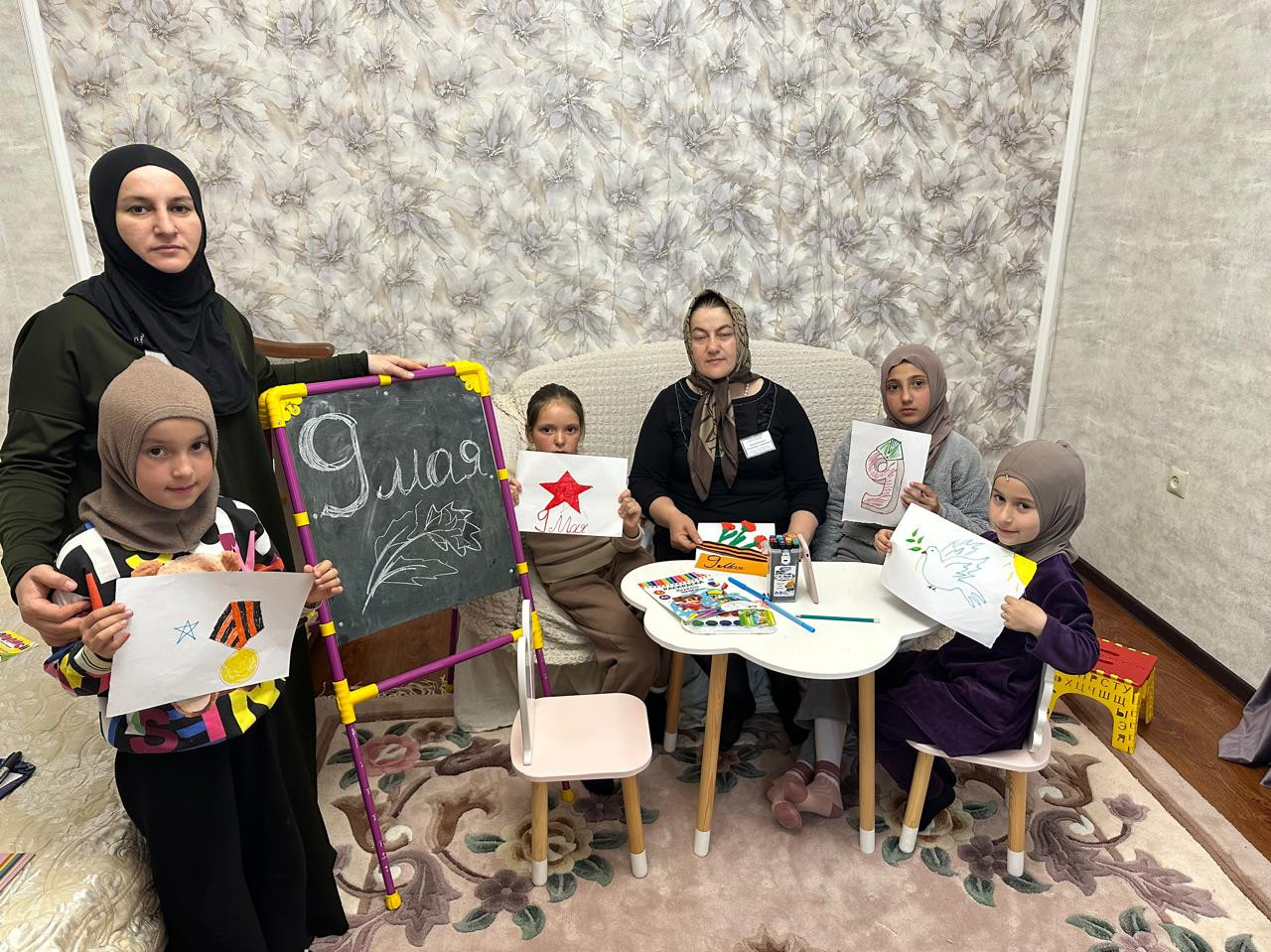 Специалисты по работе с семьей организовали и провели беседу с подопечными, приуроченную к Дню Победы.